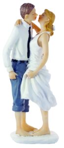 Figurine de mariage les pieds dans l'eau