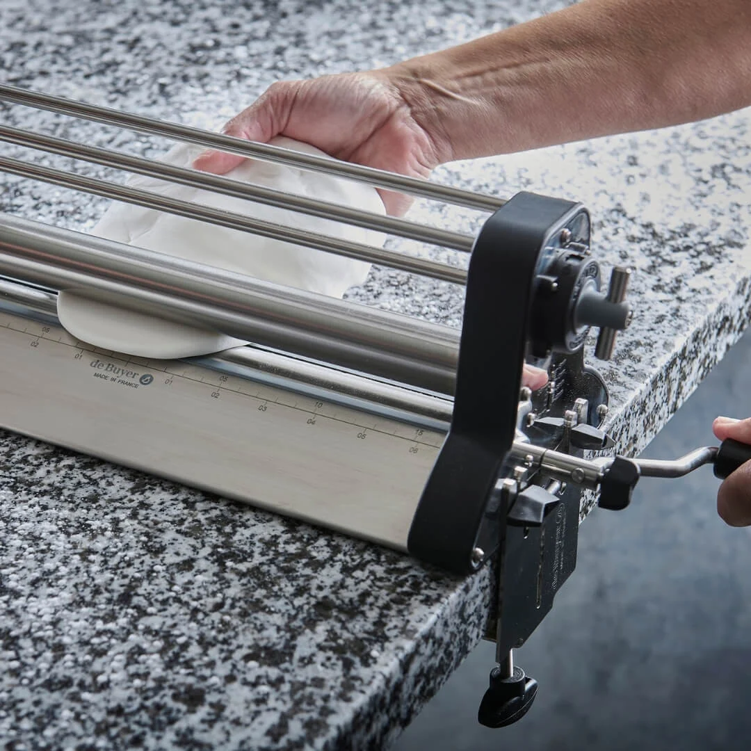 Laminoir manuel à pâte peu encombrant sur plan de travail