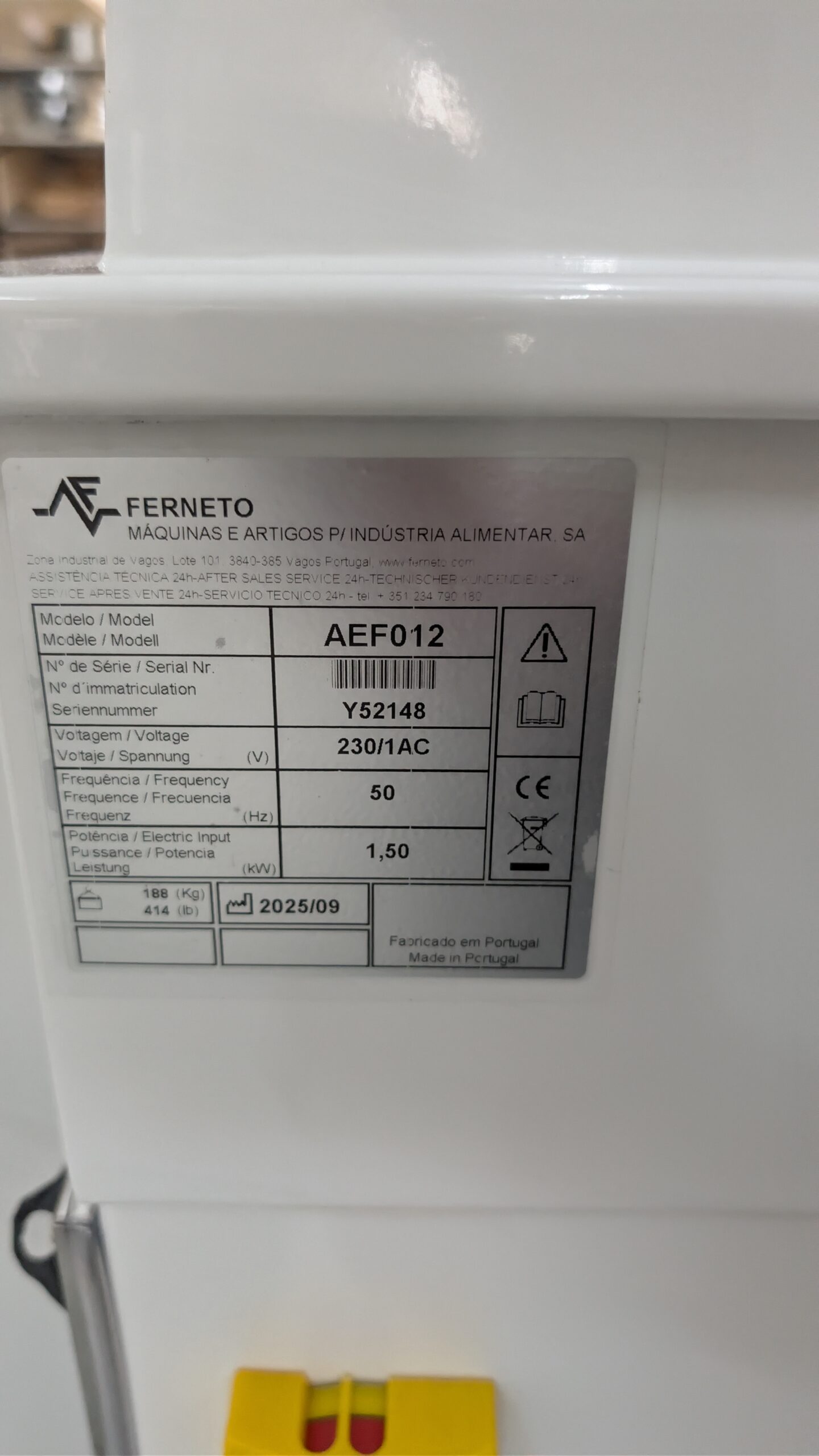 Pétrin à spirale AEF012 : 12 kg farine (20 kg pâte), cuve 29 L, 230V mono 1,5 kW. Dimensions 525×740×1082 mm, 188 kg.