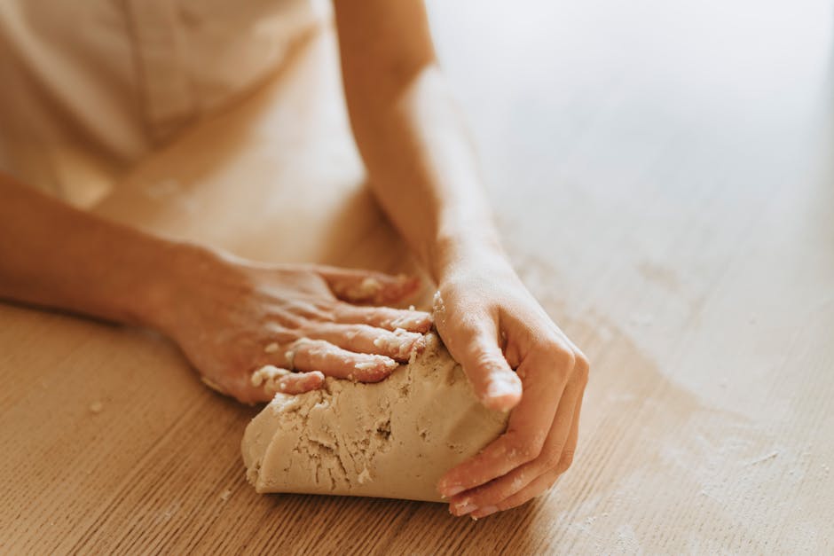 Mains d'artisan boulanger pétrissant la pâte