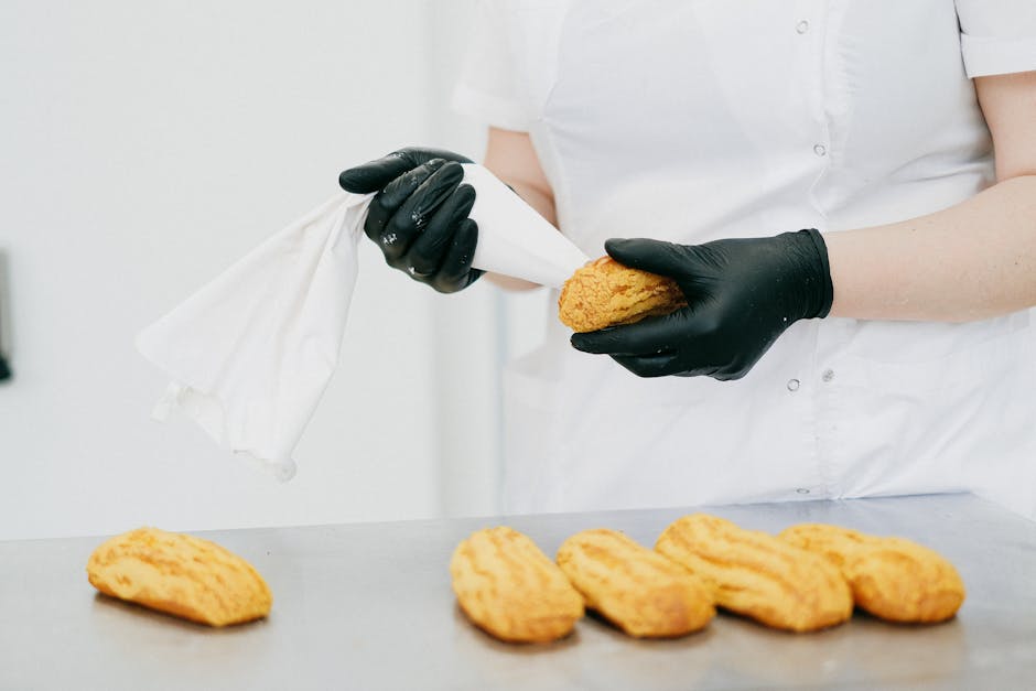 Pâtissier déposant de la crème à la poche à douille