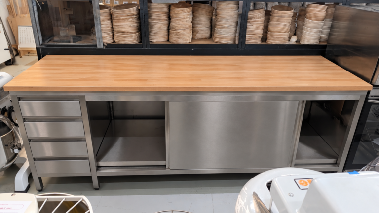 Table inox avec plan en hêtre étuvé 250 × 80 cm