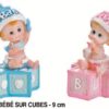 Bébé sur cubes - 9 cm