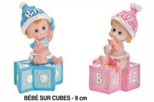 Bébé sur cubes - 9 cm