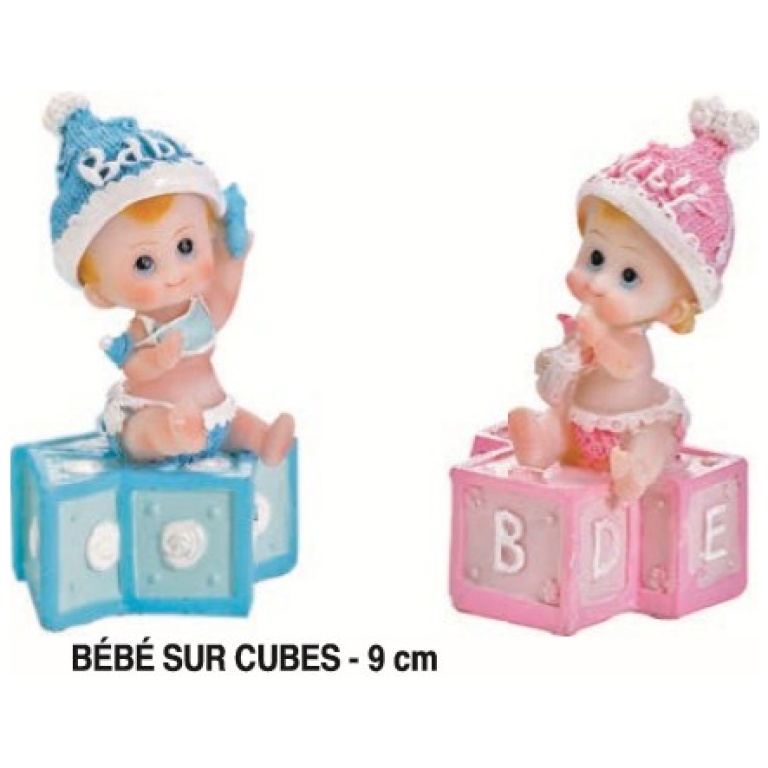 Bébé sur cubes - 9 cm